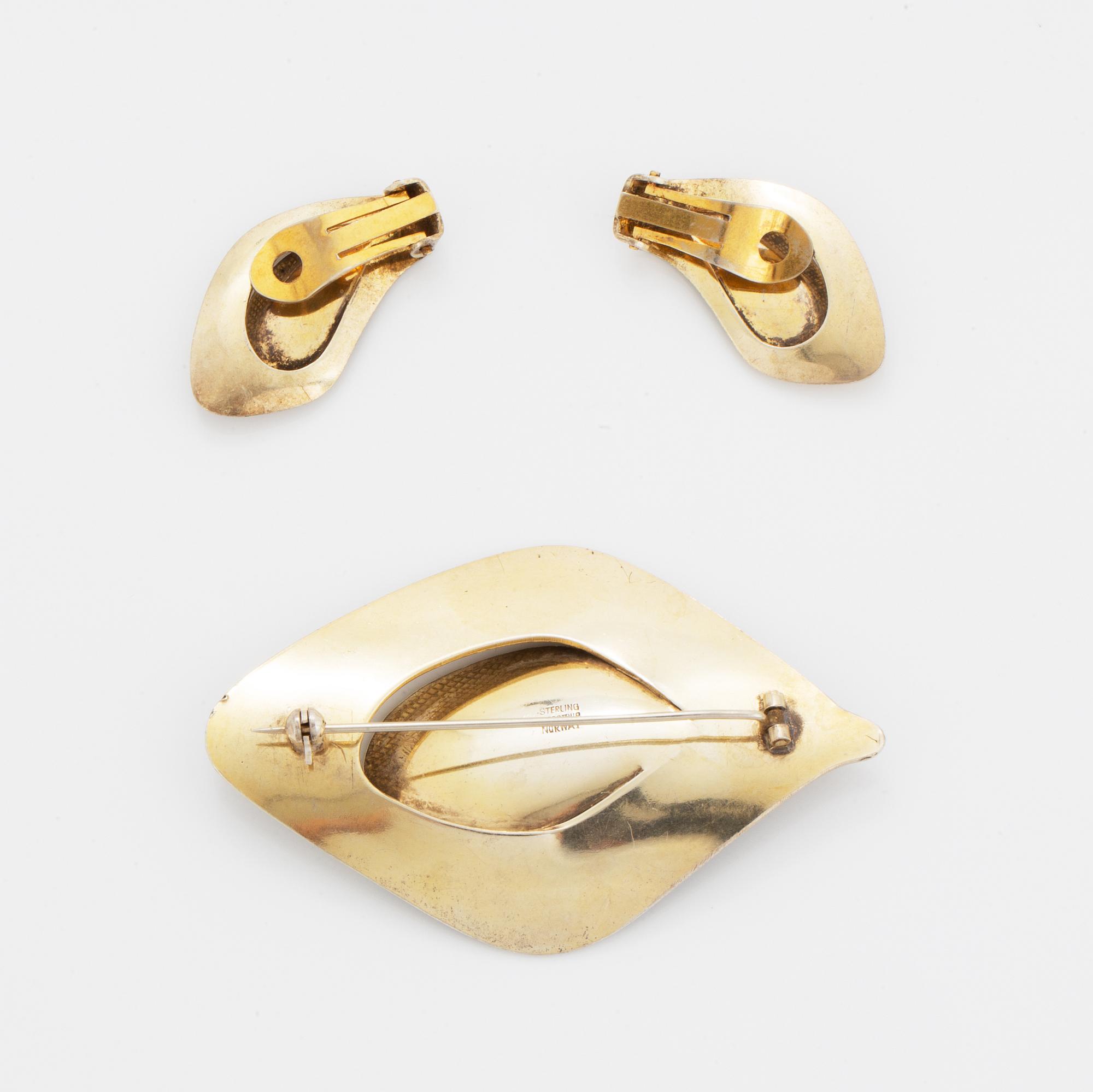 Grete Prytz-Kittelsen för J.Tostrup, örhängen samt brosch, "Med speil" sterlingsilver med grön emalj. Norge.