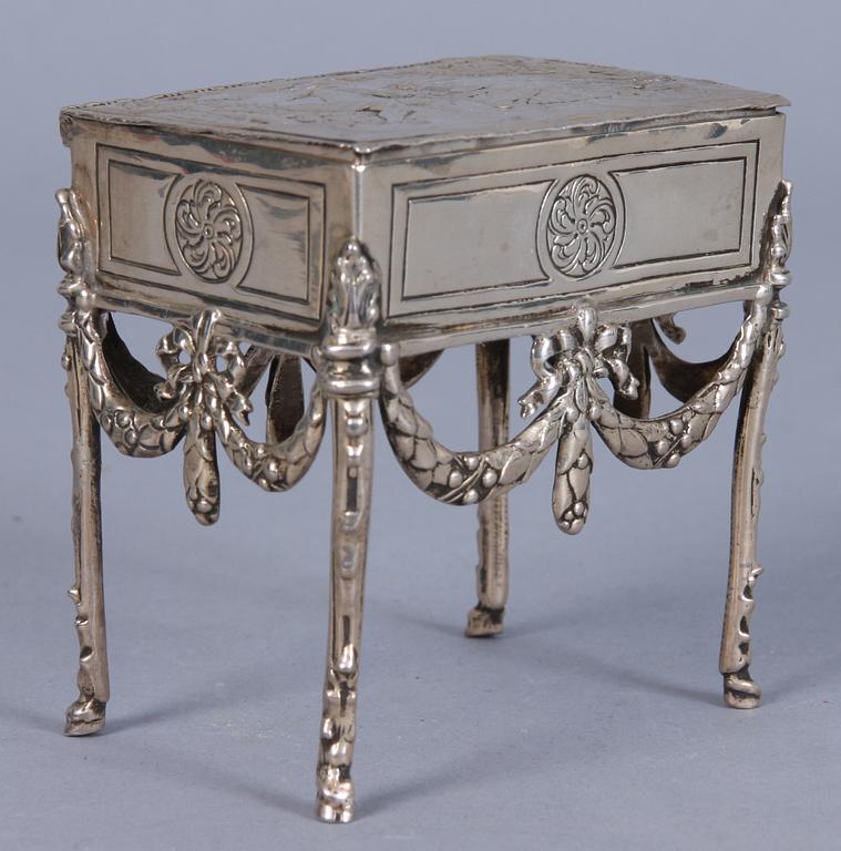 SKRIN PÅ BENSTÄLLNING samt BÄGARE, 2 st, silver, England och Sverige.