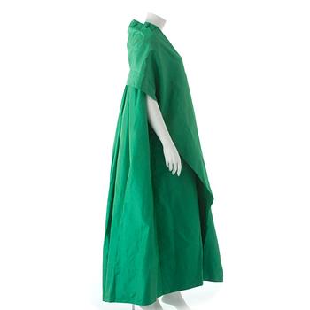 MÄRTHASKOLAN, a green silk evening coat.