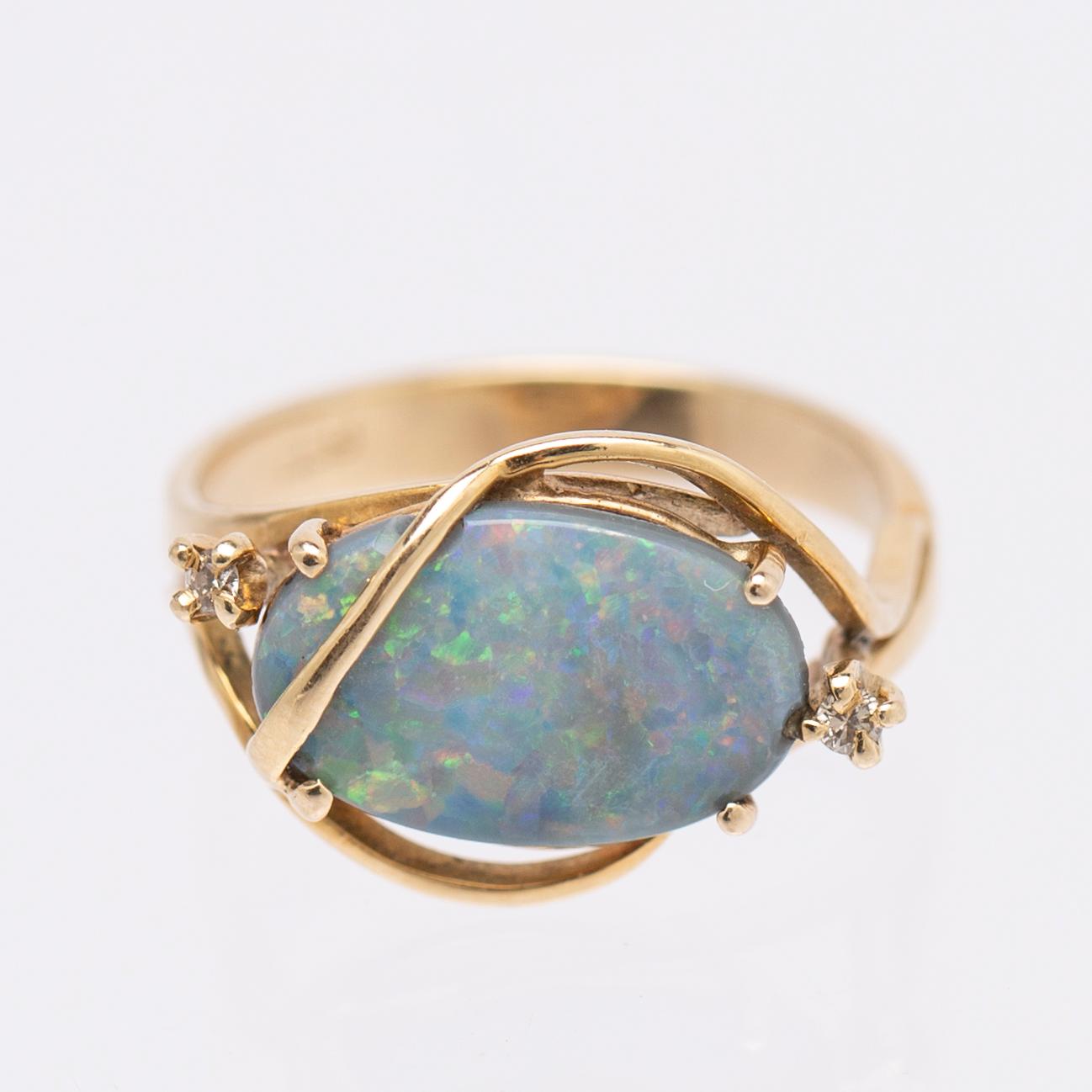 Ring, 18k guld med opal och briljantslipade diamanter.