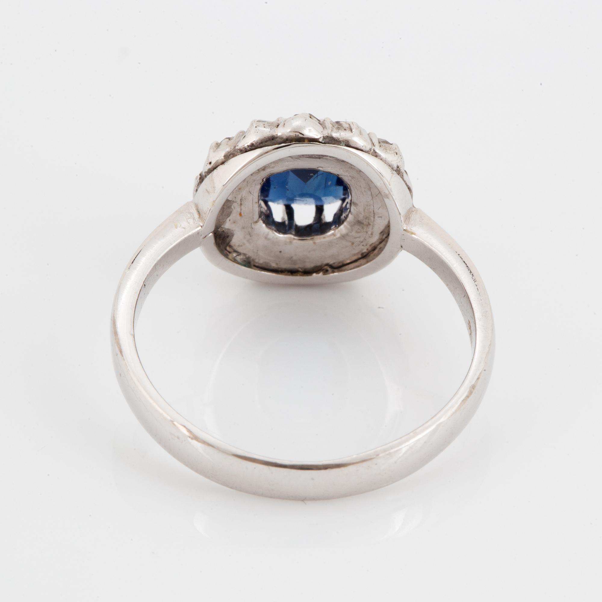 RING, Carmoséring med safir och rosenslipade diamanter.