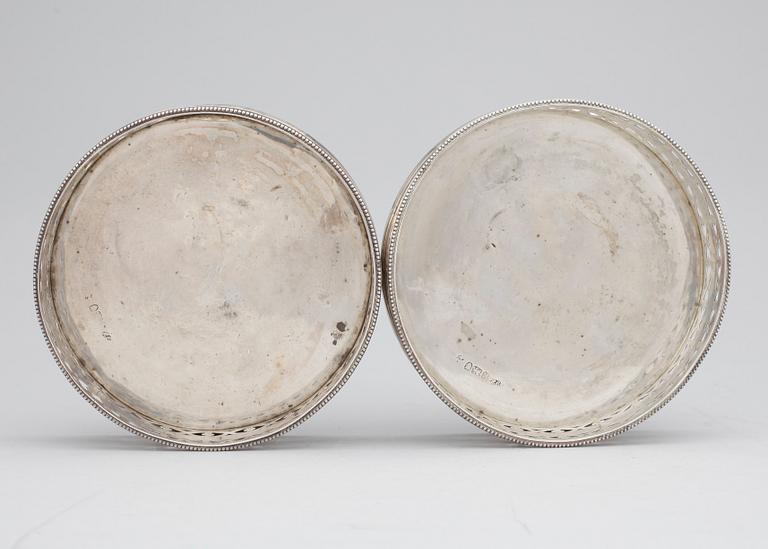 COASTERS, ett par, silver, Hester Bateman, London, England, 1785.