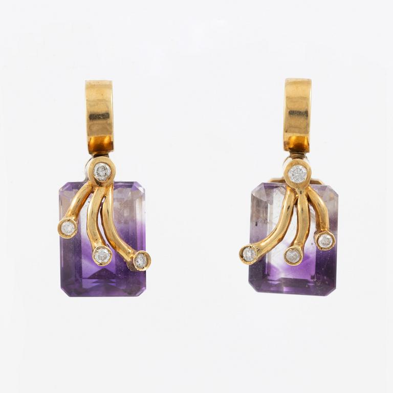 Earrings, 18K gold with amethysts and brilliant-cut diamonds.
