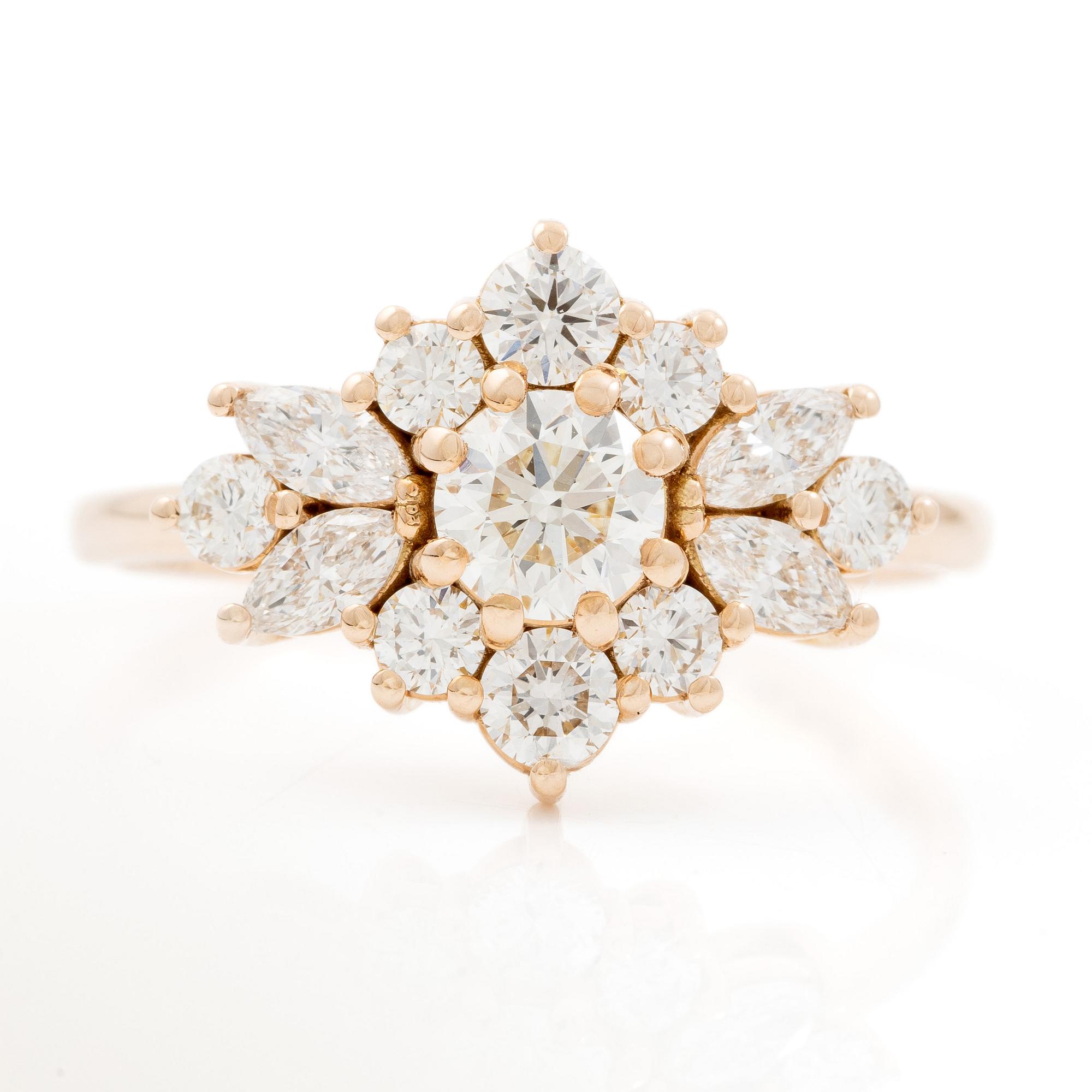 Ring 14K roséguld i form av blomma med briljantslipade och markisslipade diamanter.