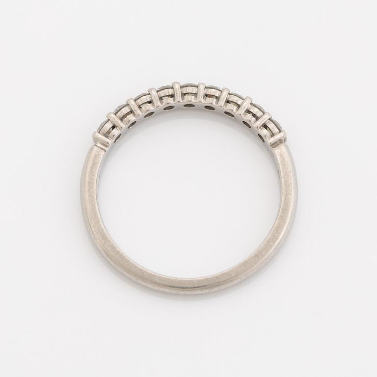 Tiffany & Co, Ring, halvallians platina med briljantslipade diamanter.