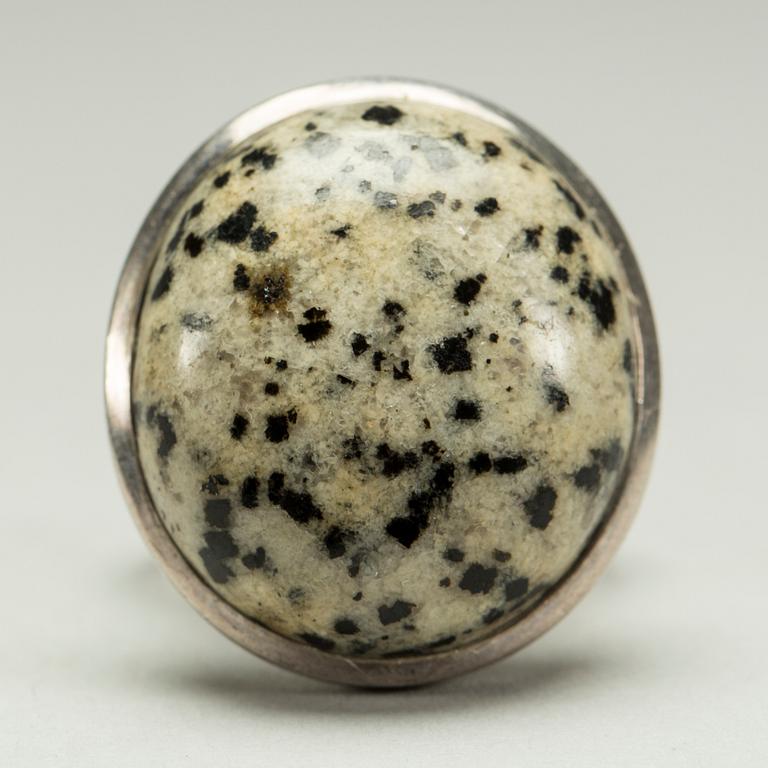 RING, sterlingsilver med dalmatiner jaspis, Sigurd Persson, Stockholm, 1984. Vikt ca 18 g.