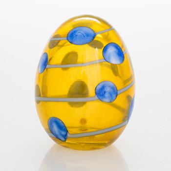 OIVA TOIKKA, An annual glass bird with its egg, year 2004, both signed O. Toikka Nuutajärvi, the egg numbered 207/750.
