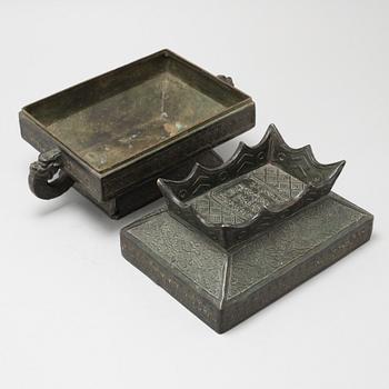 A bronze box with cover, Late Qing dynasty.