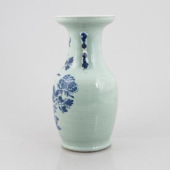 A Chinese porcelain vase, Qing dynasty, second half of the 20th Century.