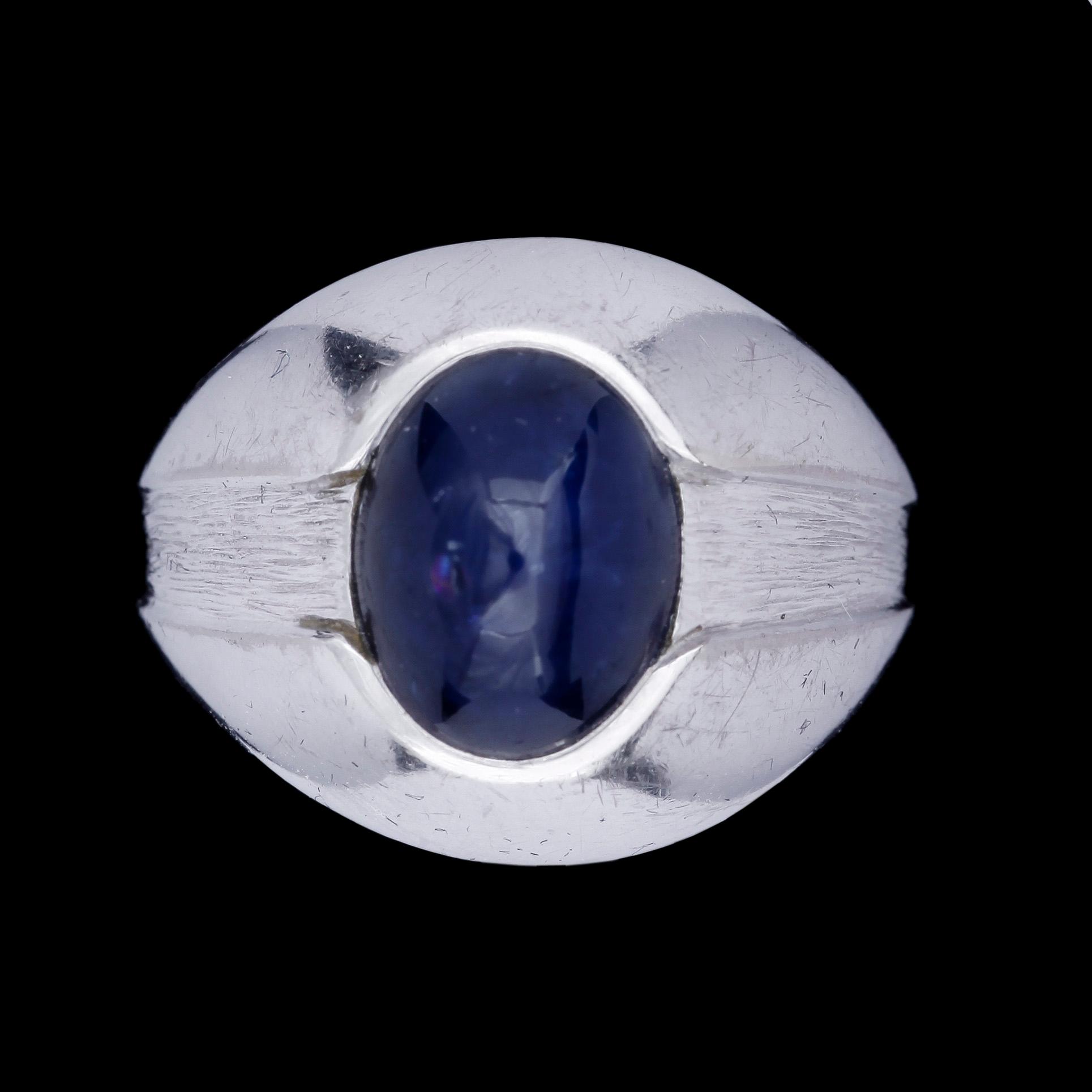 RING, 18k guld med blå cabochonslipad safir, WA Bolin, Stockholm, otydl årsstpl. Vikt 9,5g.