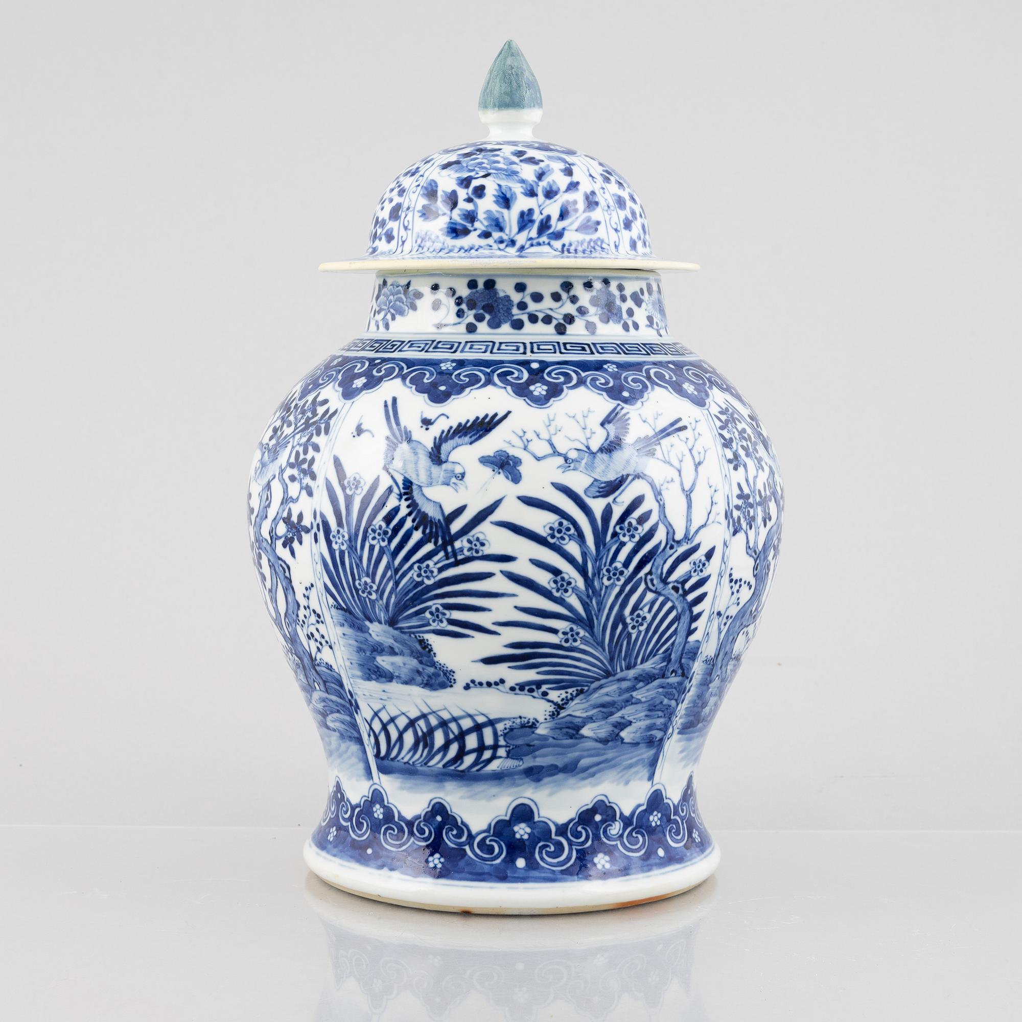 A Chinese porcelain urn with cover, late Qing dynasty, early 20th century.