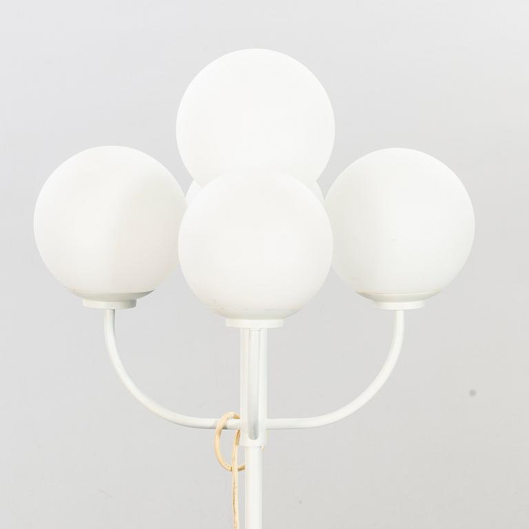 A 1980'S FLOOR LAMP.