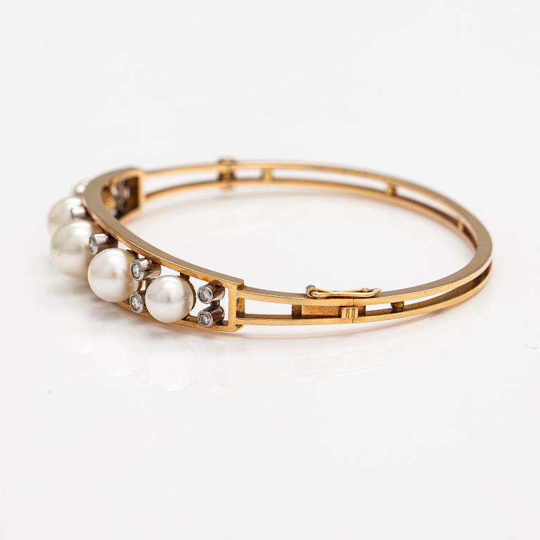 A Tillander, Armband, 18K guld, odlade pärlor och diamanter ca 0.46 ct tot. Helsingfors 1962.