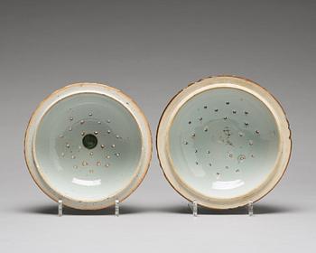 TERRINER med LOCK, ett par, kompaniporslin. Qingdynastin, Qianlong (1736-95).