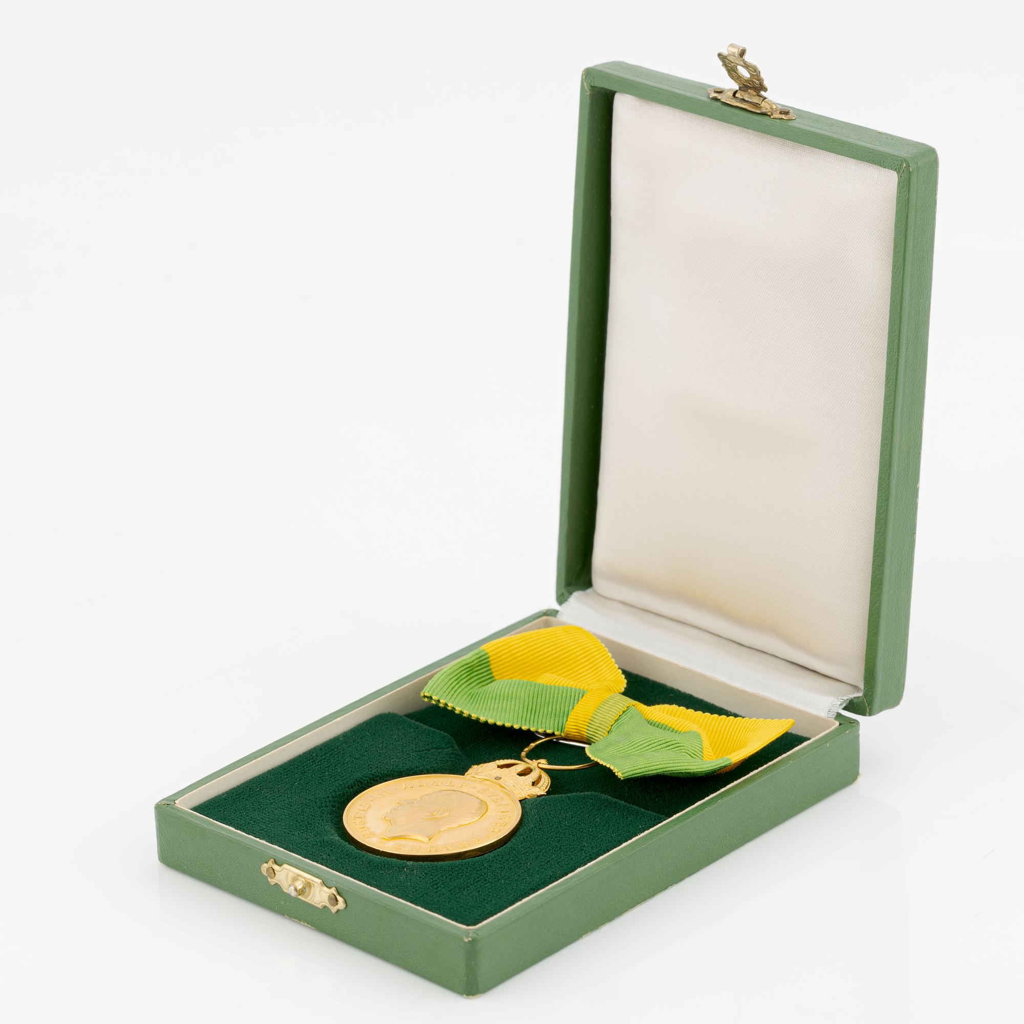 Gustav V, medalj i guld, Kungliga Patriotiska Sällskapet, 1972, med band, i etui.