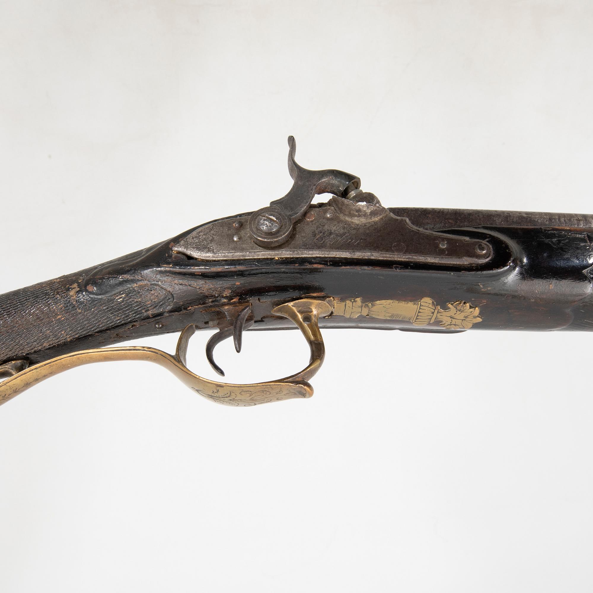 Slaglåsgevär, dubbelpipigt, ändrat från flintlås, 1800-tal.
