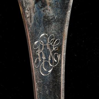 SERVERINGSBESTICK, 9 st, och KAFFESKEDAR, 8 st, silver, "Jousi" Kultakeskus, Tavastehus 1900-talets mitt. Vikt 354,8 g.