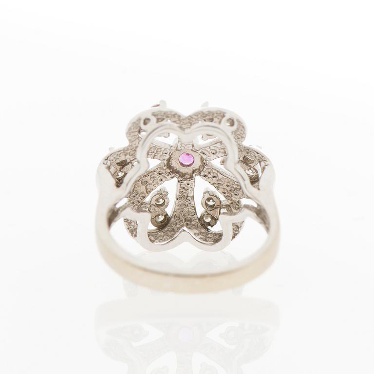 A RING, facetted ruby, brilliant cut diamonds, 14K white gold.