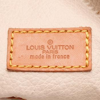 LOUIS VUITTON, a monogram canvas travel bag.