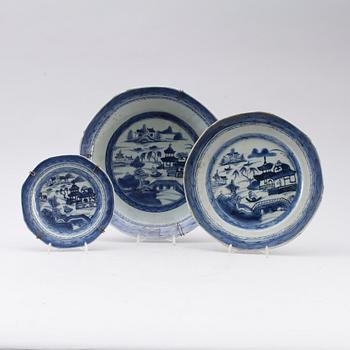 TALLRIKAR, 16 st (13+2+1) kompaniporslin, Kina, 1700-/1800-tal.