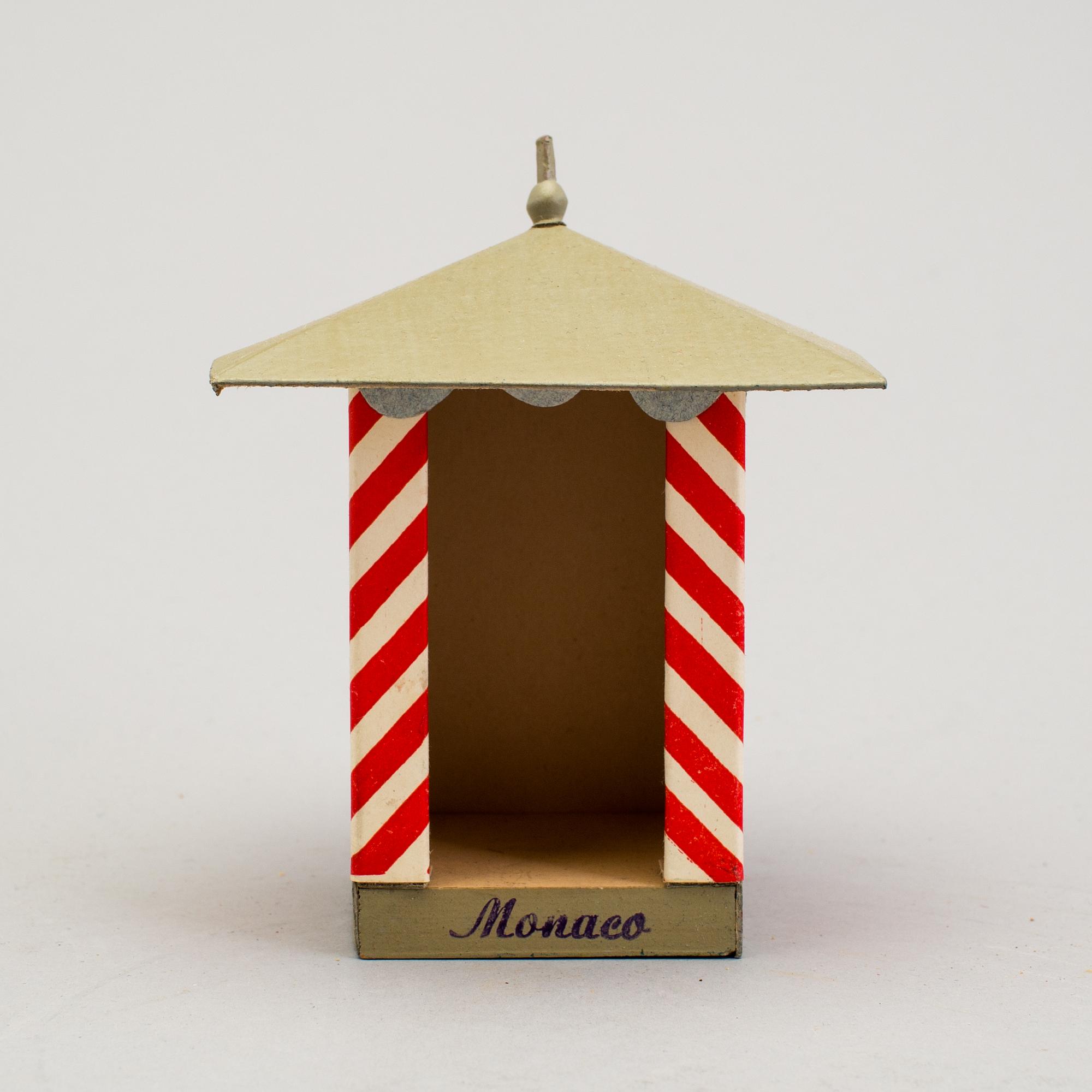 A lot of 30 toy pewter and Elastolin toy soldiers, middle/first half of the 20th century.