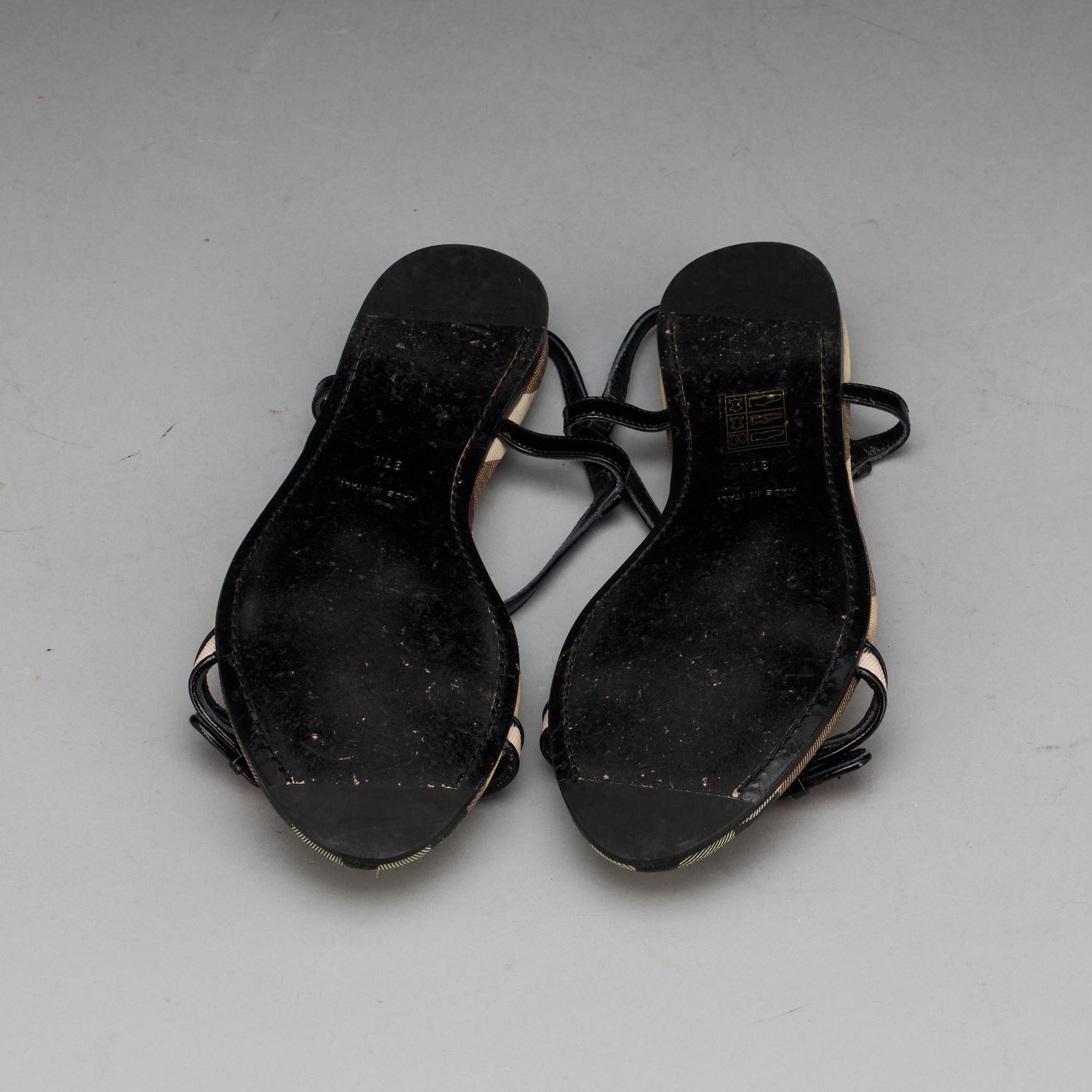 SANDALER, Burberry.