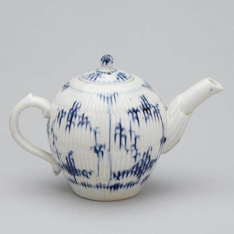 TEKANNA, porslin, Meissenliknande märke, 1800-tal.