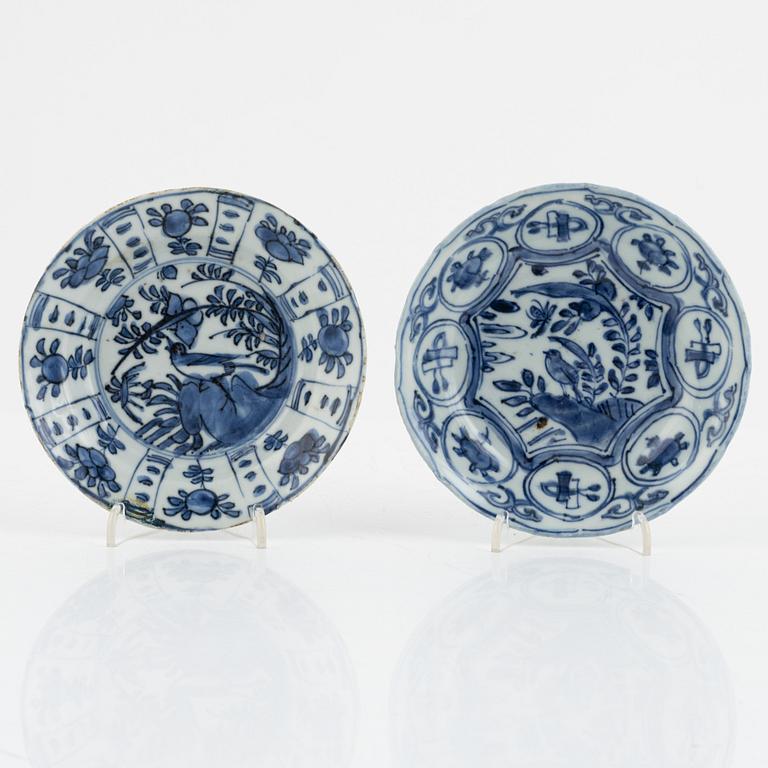 Bärtallrikar, två stycken, kraakporslin, Mingdynastin, Wanli (1572-1620).