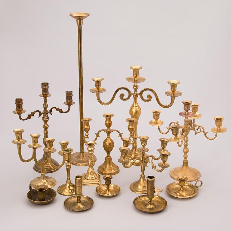 PARTI KANDELABRAR OCH LJUSSTAKAR, mässing, 1800/1900-tal.