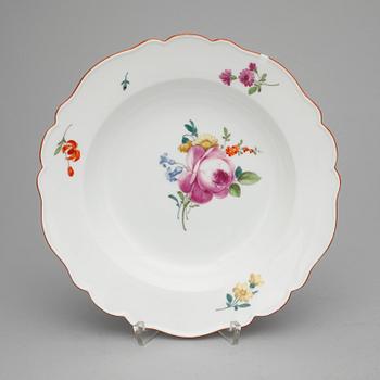 TALLRIKAR, 3 st porslin, Meissen, Marcolin respektive punkt period (1763-1814).
