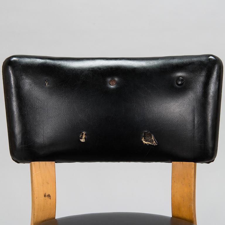 Alvar Aalto, stolar, ett par, modell E 69 för O.Y. Huonekalu- ja Rakennustyötehdas A.B. 1960-tal.