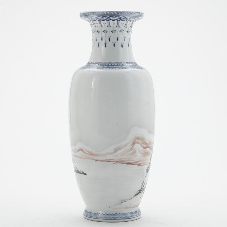 VAS, porslin. Kina, möjligen Republik, 1900-tal.