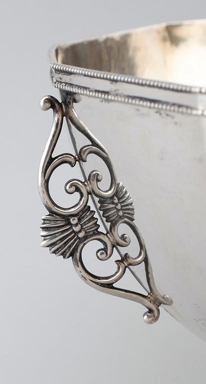 BÅLSKÅL, silver, C G Hallberg, Stockholm 1931. Total vikt 1579 g.