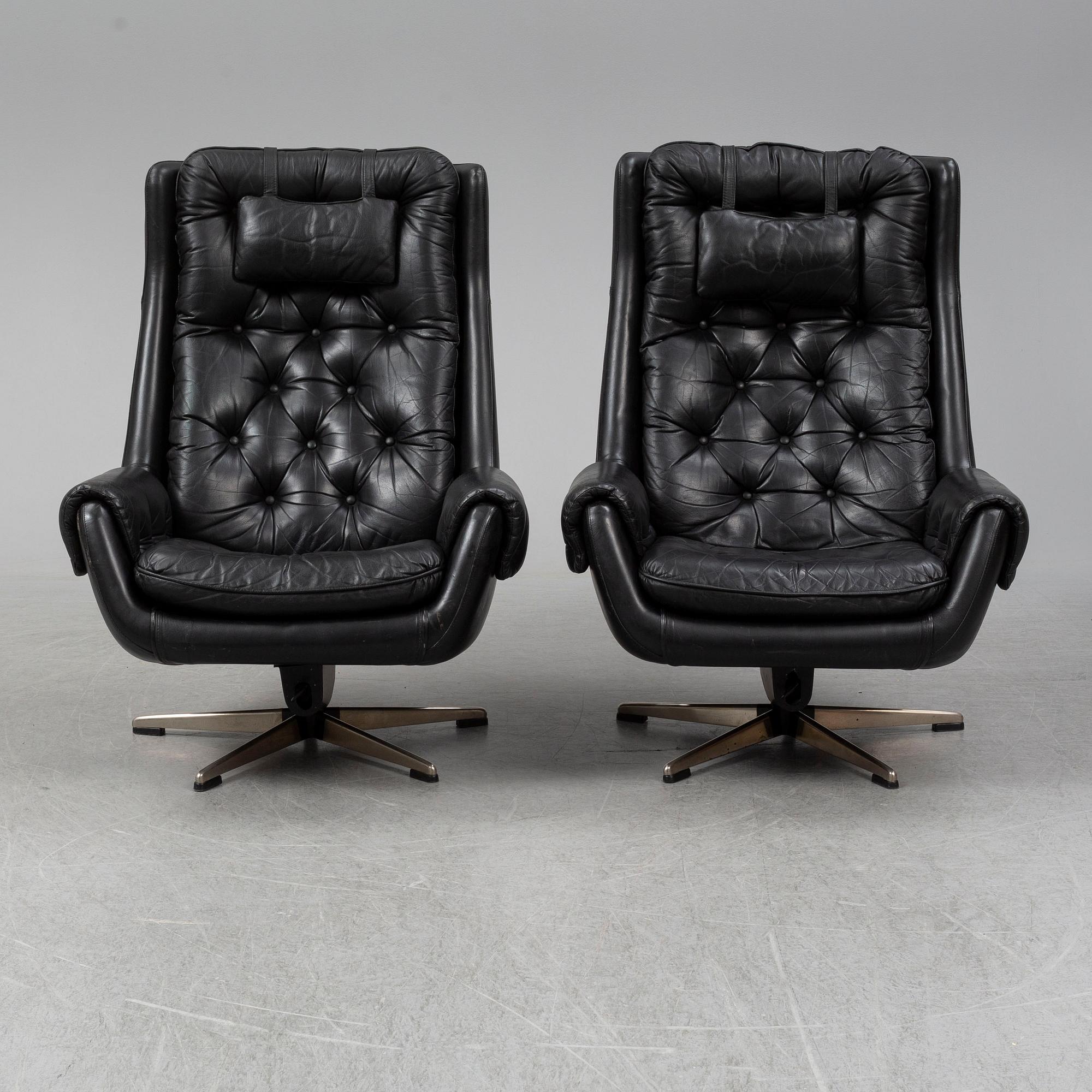 A pair of leather wivel chairs from PeeM, Finland, 1970's.