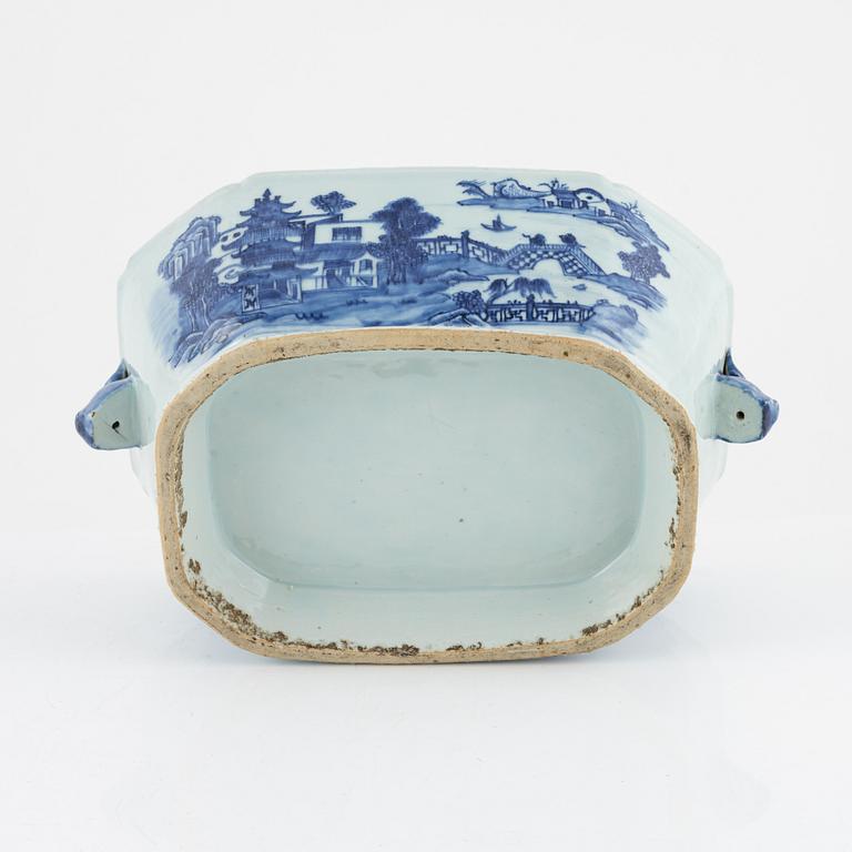 A blue and white terrine with cover, Qing dynasty, Qianlong (1736-95).