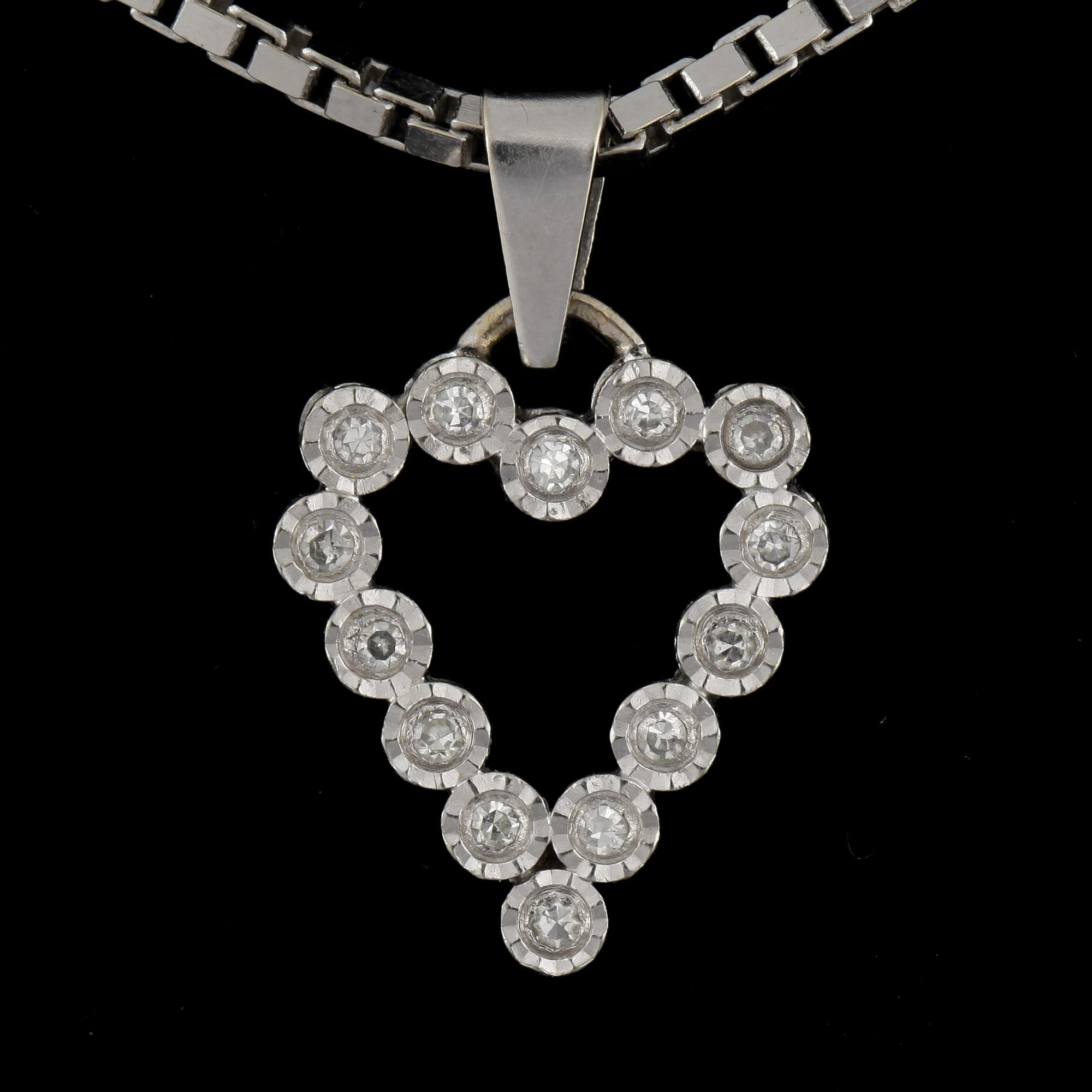 HÄNGE samt KEDJA, 18k vitguld med 15 briljantslipade diamanter, tot ca 0,03 ct. Vikt ca 10,8 gram.