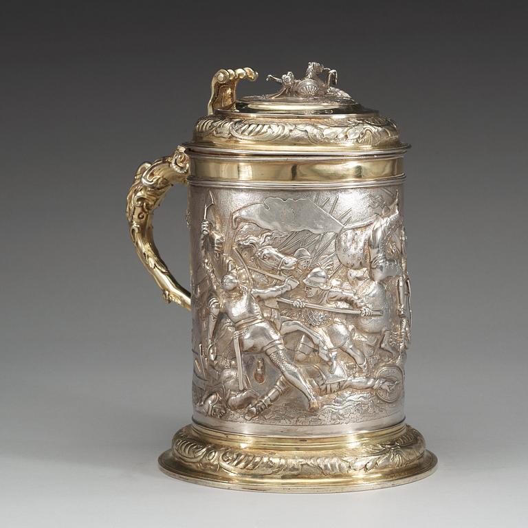 An English 19th century parcel-gilt tankard, marks of London 1817.