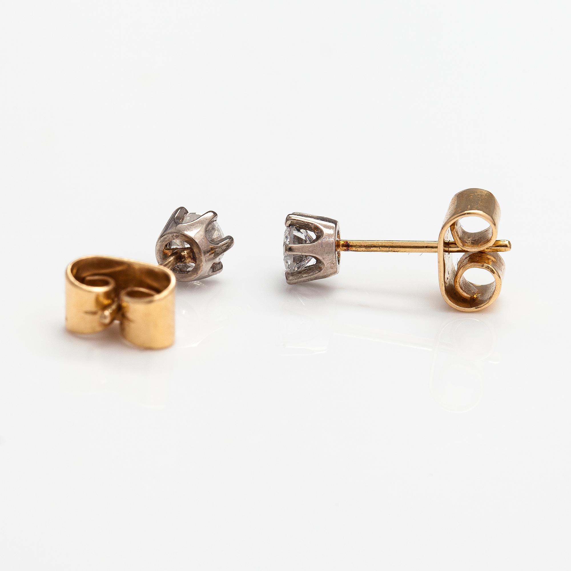 A pair of 14K gold earrings with diamonds ca. 0.38 ct in total.