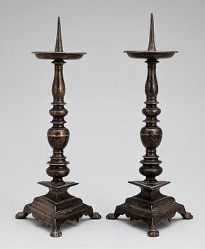 LJUSSTAKAR, ett par, mässing, barock, 1600-tal.