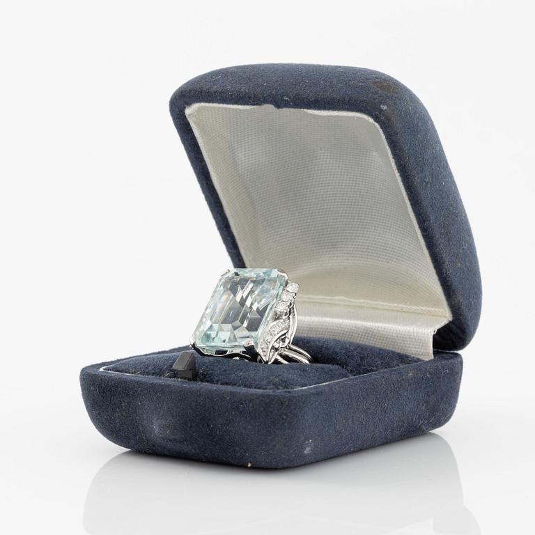 Ring in 18K gold set with a faceted aquamarine and round brilliant- and eight-cut diamonds.