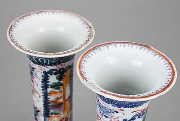 VASER, ett par, porslin, Kina, Qianlong (1736-1795).