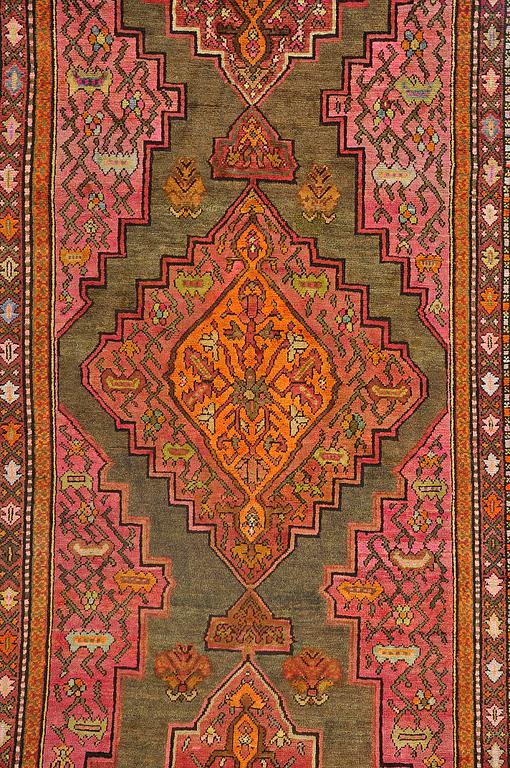 Gallerimatta, semiantik Karabagh, ca 480 x 148 cm.