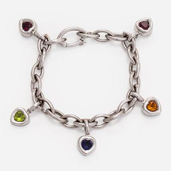 Armband, 18K vitguld med berlocker av hjärtslipade färgstenar och en briljantslipad diamant.