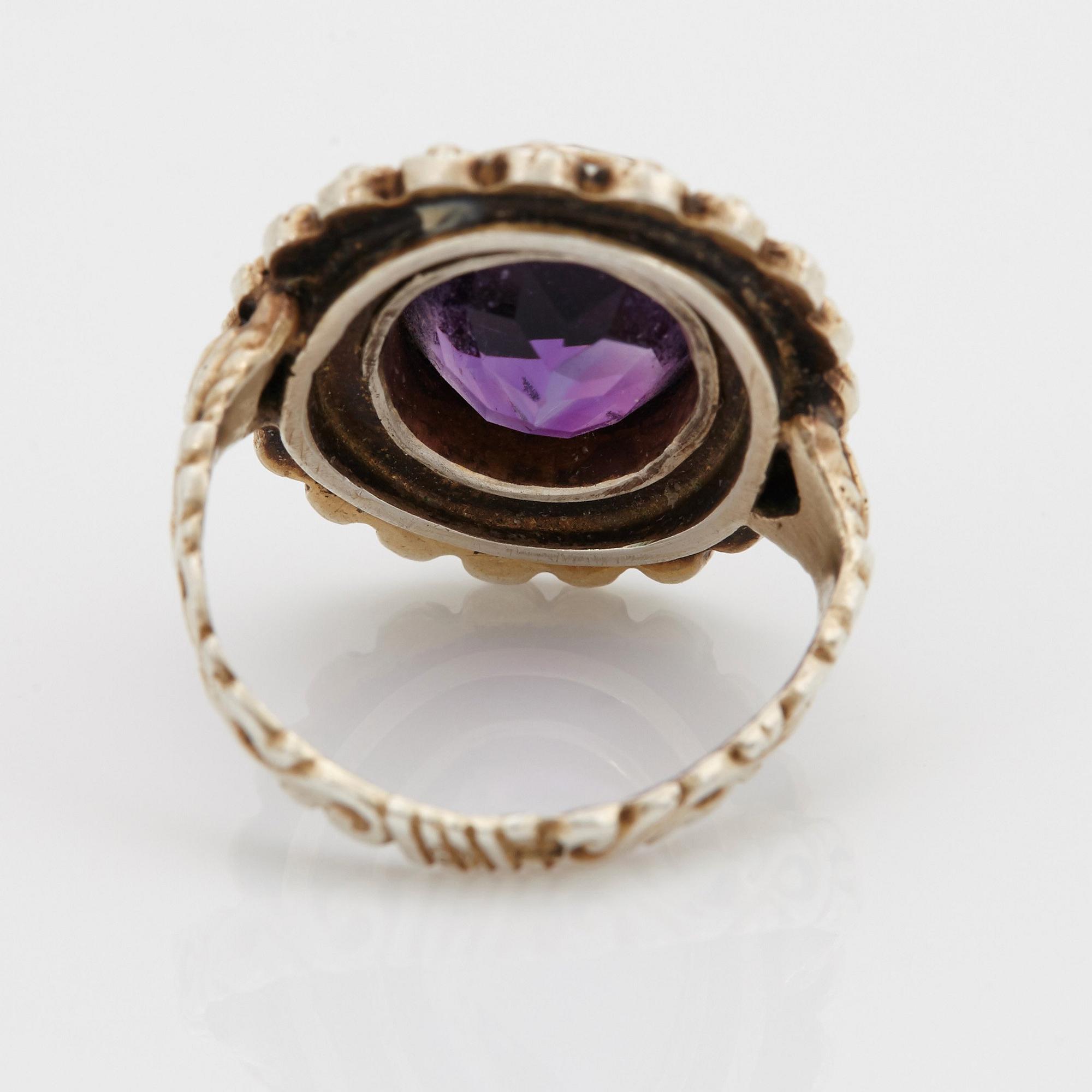 Garnityr bestående av en collier, ett par örhängen och en ring.