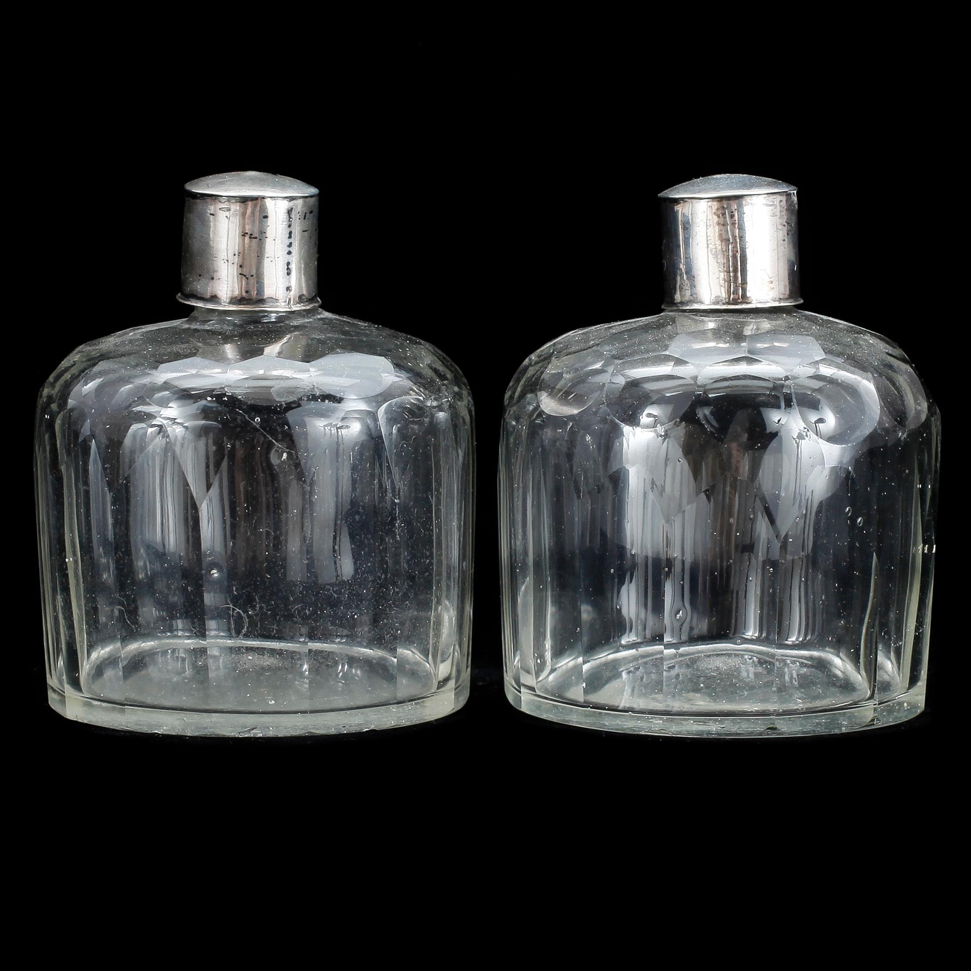 FLAKONGER, 2 stycken, glas och silver, 1700-tal.