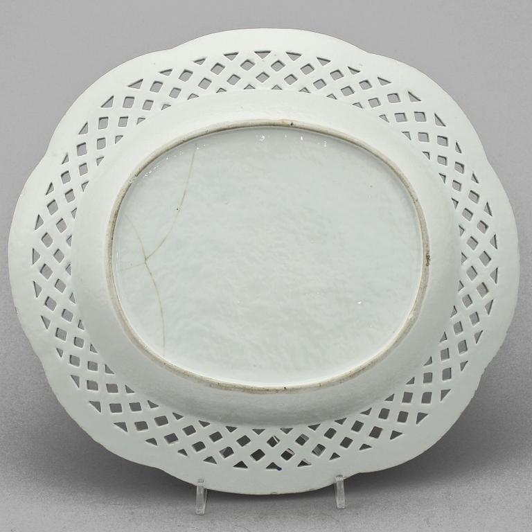 GALLERSKÅL med UNDERFAT, porslin, Kina, 1700/1800-tal.