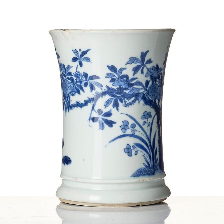 A blue and white brush pot, Qing dynasty, Kangxi (1662-1722).