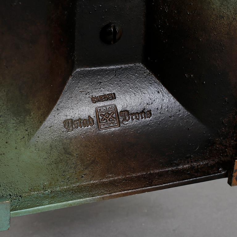 SKÅL PÅ FOT, patinerat brons, Ystad Brons, 1900-tal.