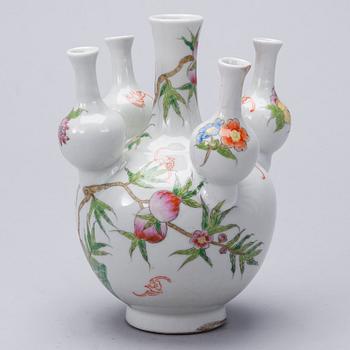 TULPPAANIMALJAKKO, posliinia, Kiina, 1900-luvun loppupuoli.