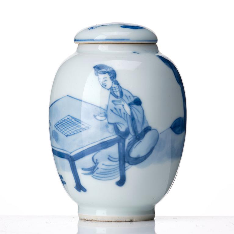A blue and white tea caddy with cover, Qing dynasty, Kangxi (1662-1722).